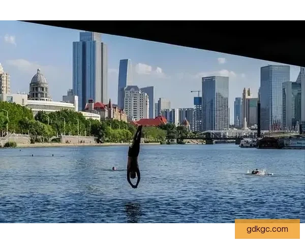 潜水冲天，舞动新生-现代跳水运动的魅力