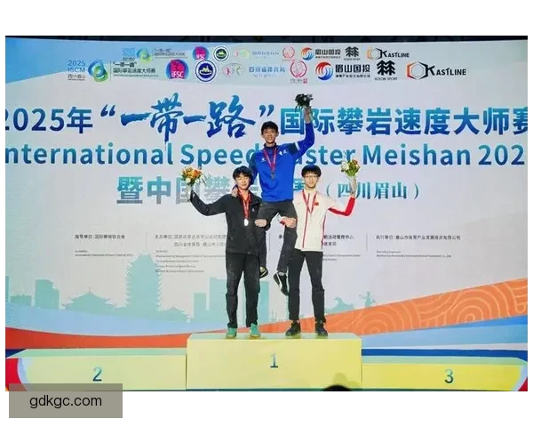 全国攀岩比赛冠军夺冠！
