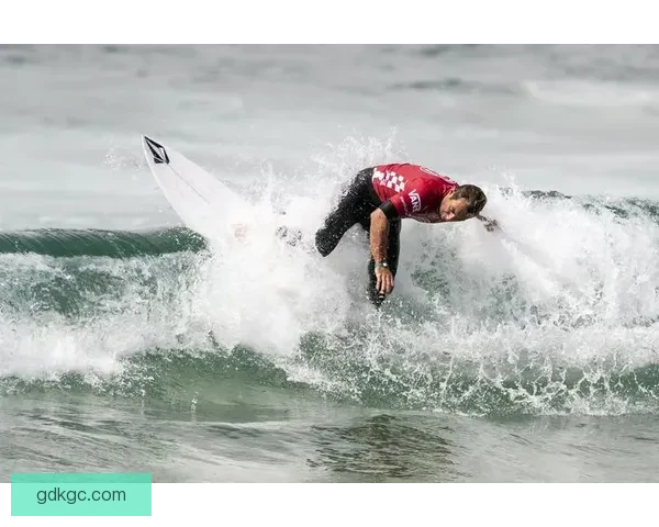 夏威夷冲浪比赛:激烈角逐,新冠状病毒疫情下的冲浪盛事 夏威夷冲浪比赛:激烈角逐,新冠状病毒疫情下的冲浪盛事