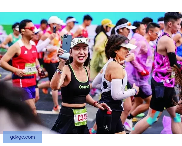 某市马拉松比赛完美收官，选手纷纷创造个人最佳成绩，呈现出激动人心的比赛画面