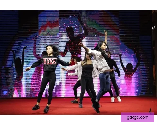 滑冰大奖赛：冰上舞蹈华彩绽放